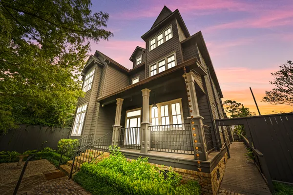 Welcome to Luna – our inviting front exterior